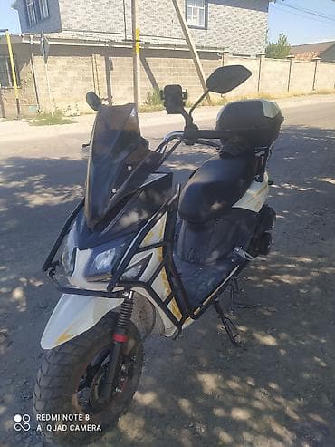 Скутер-эндуро 50–150 см³ (визуально класс “dual sport”) в бело‑чёрном