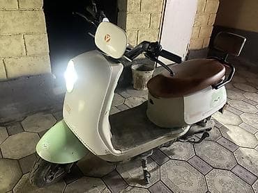 электро ускутер: Электроскутер городского типа с ретро‑дизайном - Компоновка: низкая — 1