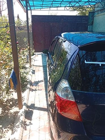 e2 byd: Компактный хэтчбек синего цвета. Основные характеристики по фото: - — 8