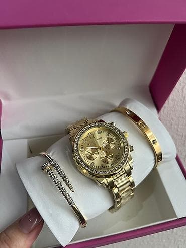 В наличии 😻
Часы+2 браслета 
Цена набора 2500 с 
Не чернеет