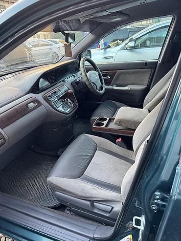 я ищу степ вагон: Просторный универсал темно-зелёного цвета с тонированными стёклами — 3