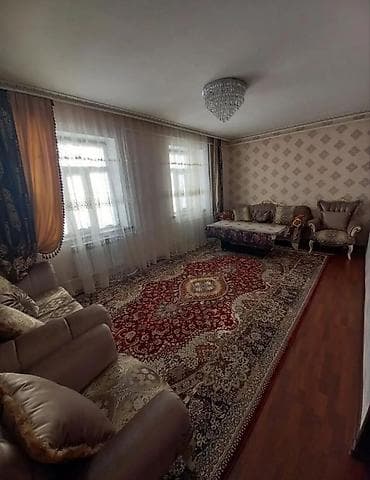 контейнер магазине: Просторный двухэтажный дом с мансардными окнами и балконом. - — 6