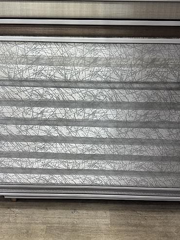 Рулонные шторы «день-ночь» с абстрактным серым узором. - Тип