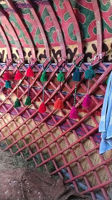 значки аниме: Боз үй сатылат. 100-уук. Жыгач. Кийиздери жаңы,жасалгалары бар. Абалы — 4