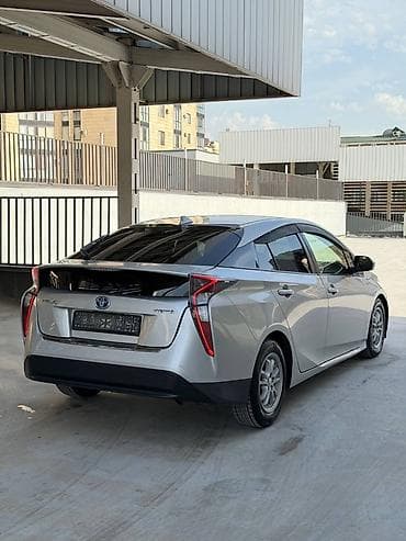 голы 3 купе: Toyota Prius: 2016 г., 1.8 л, Вариатор, Гибрид, Лифтбек — 4
