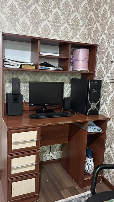 стол кухиний: Компьютерный стол, Б/у, С полками — 1