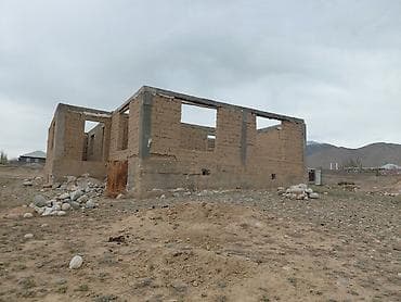 көчмө үйлөр: Недостроенный одноэтажный дом из самана/кирпича-сырца на ленточном — 4