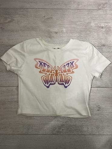 кроп топ: Короткая женская футболка (кроп-топ) молочного цвета. - Принт — 2