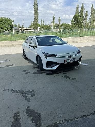 машина чанган x5: GAC Aion S Plus, белый седан класса C с современным дизайном. Кузов и — 2