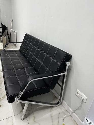 стеклянный стол: Прямой диван, Б/у, Трехместный — 1