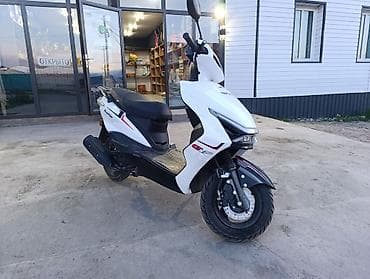 мотоциклы квадроциклы: Скутер (бензиновый), белый, спортивный дизайн. Основные — 1