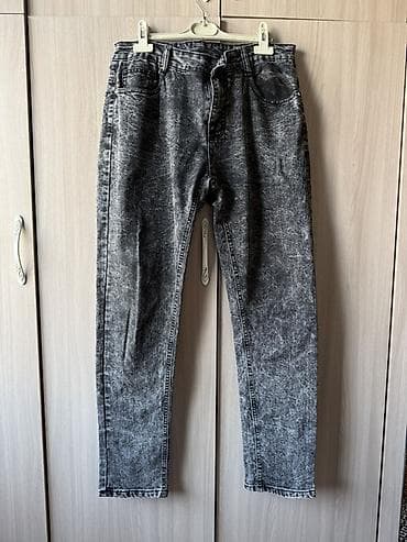 Джинсы серого цвета с эффектом кислотной стирки (acid wash). -