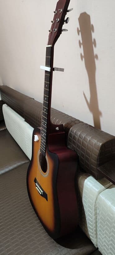 Ковролин: Акустическая гитара с вырезом (тип корпуса Dreadnought Cutaway), 6 — 4