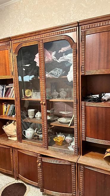румынский диван: Продаю румынскую стенку, комод, столы стулья и тд — 1