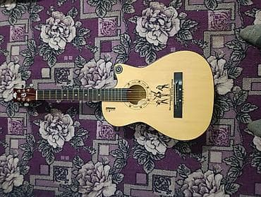 клавишные инструменты: Акустическая гитара JACKSON (надпись на корпусе), формат с вырезом — 1