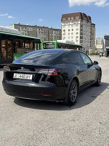byd e3: Tesla Model 3: 2022 г., Электромобиль, Седан — 7