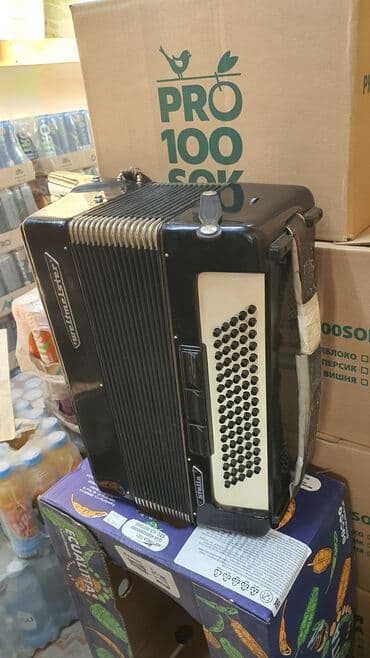 Аккордеондор: Аккордеон Weltmeister (ГДР) - Модель: Weltmeister (логотип и шильдик — 3