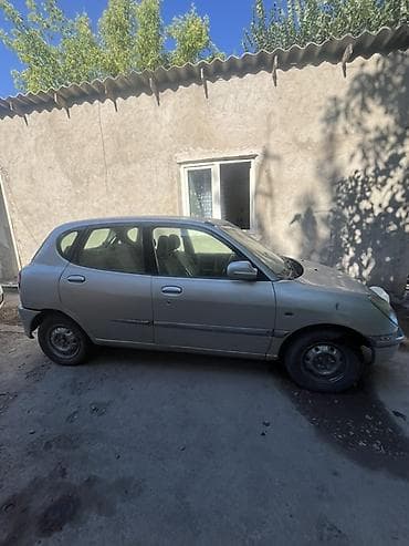 Toyota Duet: 2002 г., Хетчбек — 5
