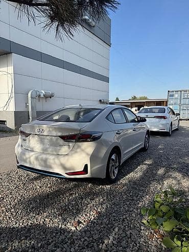 гибридный внедорожник: Hyundai Elantra: 2020 г., 1.6 л, Автомат, Гибрид, Седан — 3