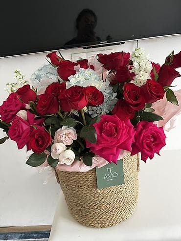 звездний небо: Авторская цветочная композиция в плетёной корзине TE AMO flowers — 2