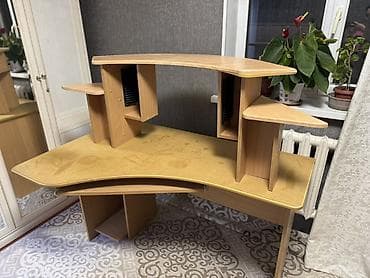 компьютерный стол: Компьютерный стол, С полками — 3