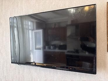 Телевизор Samsung, диагональ около 46–50". Особенности: - Тонкая