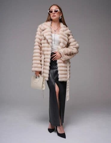 шуба кроликовая: Шуба из светлого меха с горизонтальной стрижкой - Силуэт: прямой, до — 2