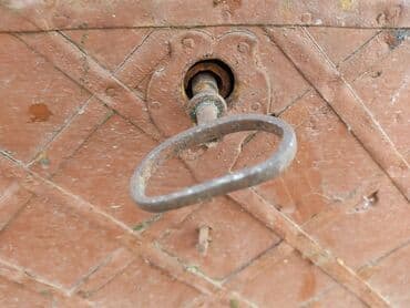 бу ключи: Сундук старинный с ключом Большой деревянный, обит металлом — 9