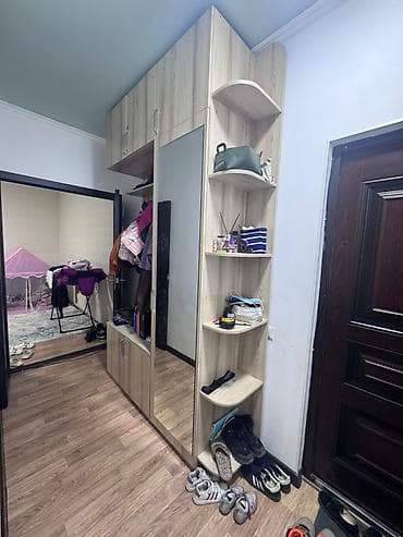 уголок цена 2000: Прихожая-гарнитур с открытой вешалкой, шкафами и зеркалом - — 1