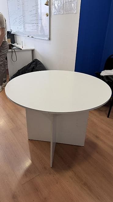 Кухонные столы: Круглый стол для переговоров/столовой зоны - Форма: круглая. - Цвет — 4