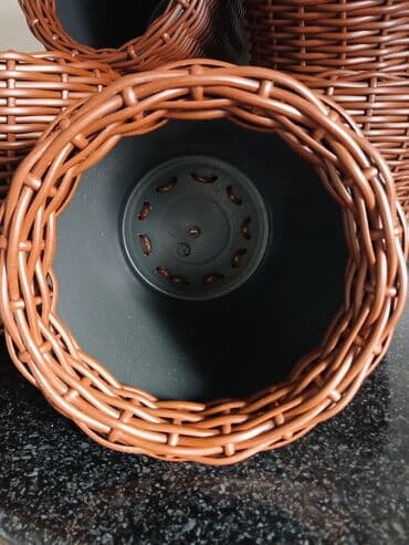 Бегонии: Кашпо из ротанга. Объём 5 литров. Цвет коричневый. Цена указана за — 2