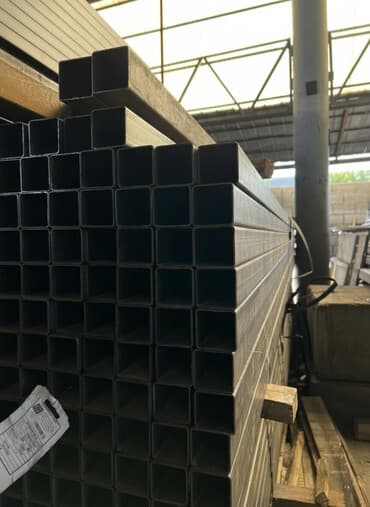 Труба стальная квадратная, представленная в большом количестве