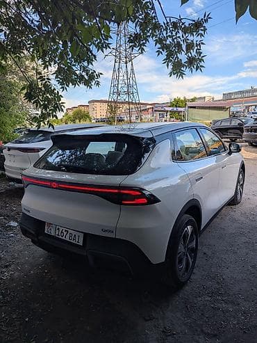 jaecoo j8: Changan Qiyuan Q05: 2025 г., Автомат, Электромобиль, Кроссовер — 3
