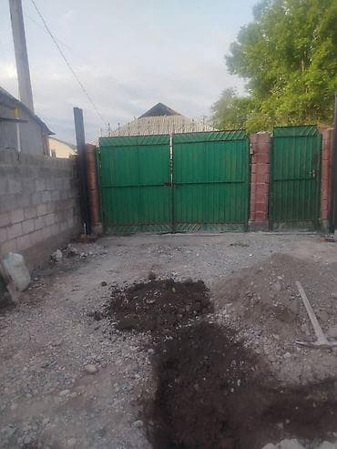 Распашные ворота: Металлические ворота с калиткой - Конструкция: двустворчатые — 1