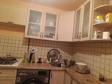 dinner table: Кухонный гарнитур угловой, светлое дерево

- состояние средней — 5