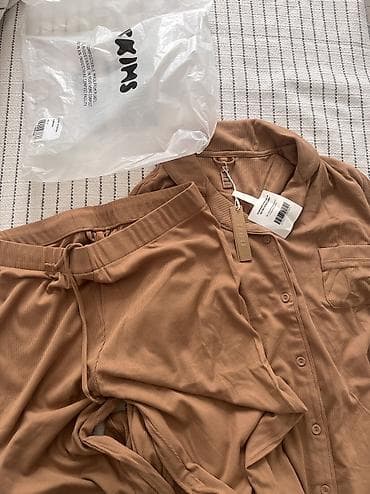 armani code: Пижамный комплект SKIMS Soft Lounge (рубашка + брюки), цвет кэмел — 4