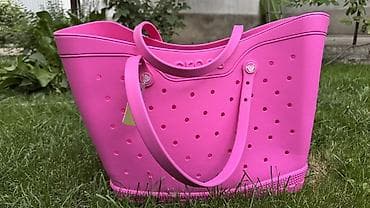 Личные вещи: Яркая сумка-тоут из EVA в стиле Crocs, цвет — насыщенный — 2
