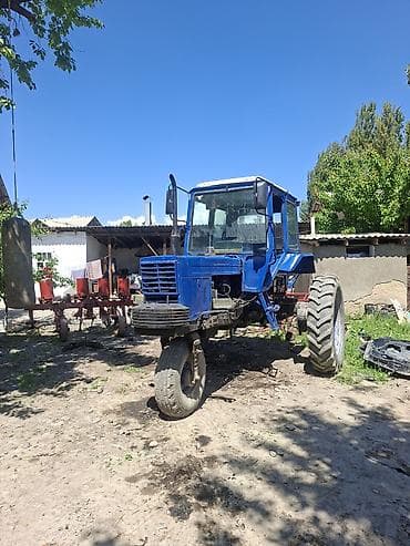 Колёсный трактор (междурядный/универсально‑пропашной) синего цвета