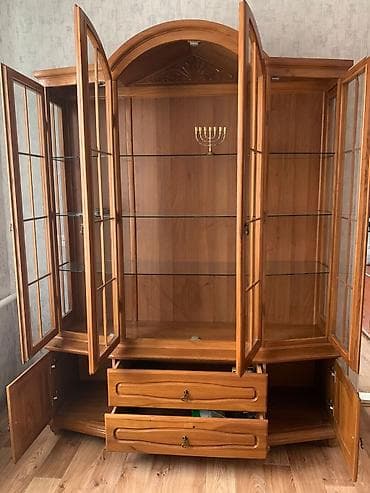 книжная шкаф: Витрина/буфет/горка из массива дерева с остеклёнными фасадами. - — 2