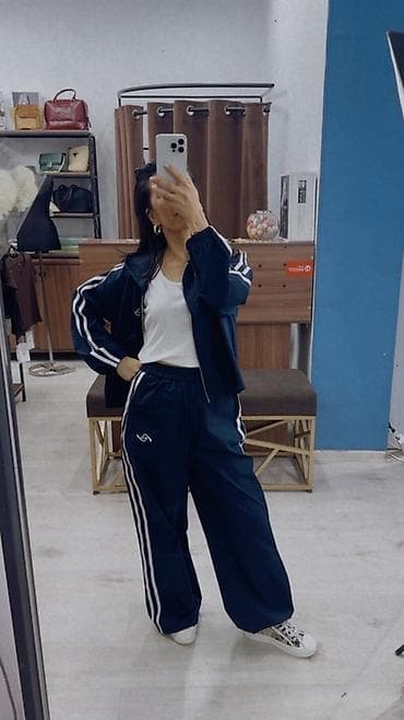 спорттук кийимдер: Женский спортивный костюм, темно‑синий. Состав комплекта: - куртка на — 3