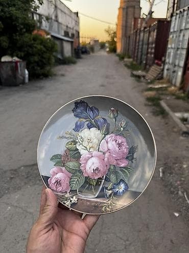 Столовая посуда: Продаю красивую декоративную тарелку с ярким цветочным рисунком и — 1