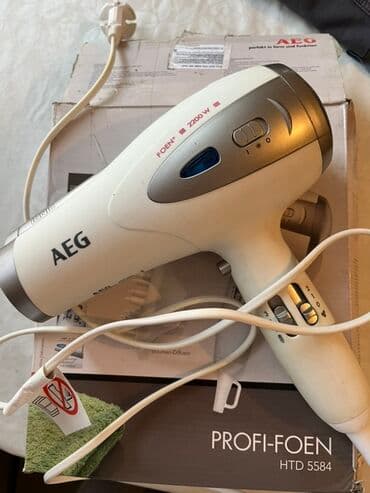 Фен AEG мощностью 2200 Вт в белом корпусе с серебристыми вставками