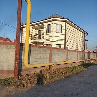 Дома: Двухэтажный дом с огороженным участком и просторной вымощенной плиткой — 4