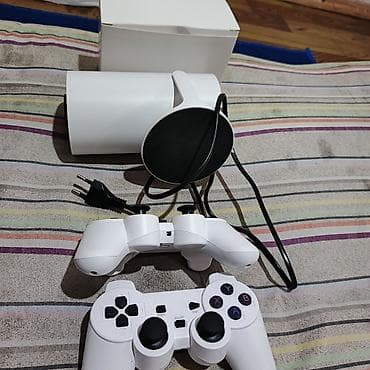 Игровая TV-приставка с двумя беспроводными геймпадами Комплектация: -