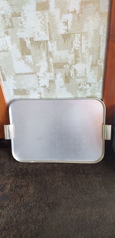 Продаю один разнос металлический,размер: 51× 36, бортик 1.5 см