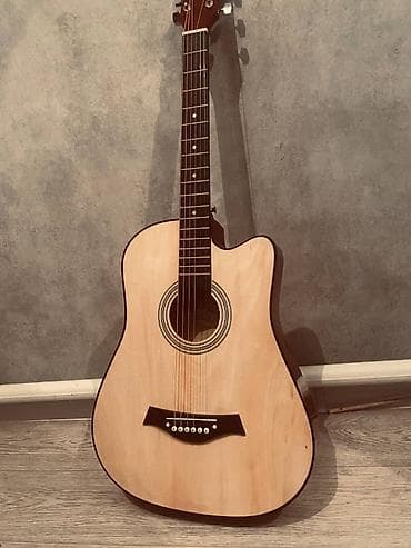 Продаю гитару. 6-ти струнная акустика. в комплекте пойдёт чехол и капо