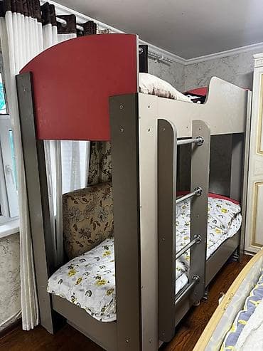 двух яростная детская кровать: Двухъярусная детская кровать, Б/у, ЛДСП, цвет - Серый — 1