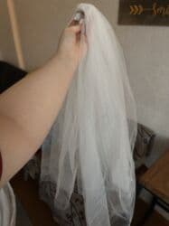 Киреге берилүүчү кийимдер: Фата на гребне + подъюбник с hoops (кринолин) Фата: - Крепление — 8