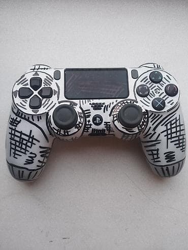 Sony PlayStation: PlayStation 4 В комплекте: - Консоль PS4 черного цвета. - 2 геймпада — 2