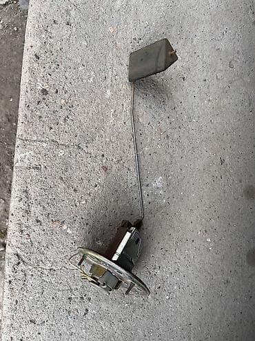 step rf3: Датчик уровня топлива Toyota 2000 г., Б/у, Оригинал — 2